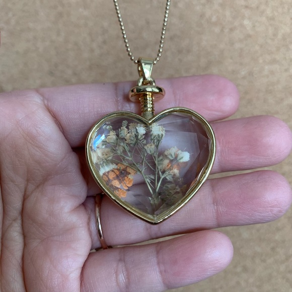 Dainty flower nacklace - Picture 2 of 3